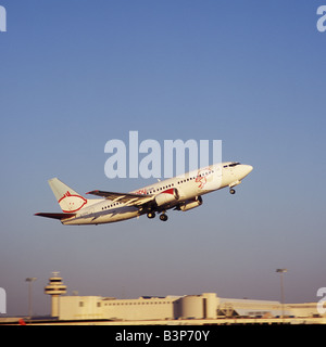 BMI baby avions ( Reg G-TOYG, Boeing 737-300 ) sur le décollage de l'aéroport de Palma de Majorque, Iles Baléares, Espagne. Banque D'Images