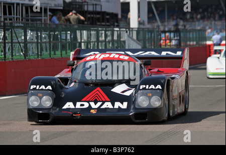 Steven Jones et Roger Green à partir de UK dans no1 a 1986 Blak/Advan, Porsche 962 entrant dans la voie des stands Banque D'Images