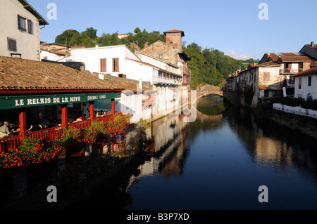 La rivière et le pont médiéval de Saint-Jean Pied de Port, une petite ville pittoresque dans la région basque en France Banque D'Images