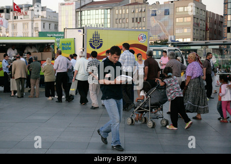 Ramazan à Kadikoy, Istanbul, Turquie ; les autorités locales de main de la nourriture gratuite pour les pauvres après un jour de jeûne Banque D'Images