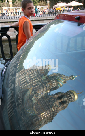 Jeune garçon en passant par la voiture avec un reflet de l'Église du Sauveur sur le Sang Versé à Saint-Pétersbourg, Russie Banque D'Images