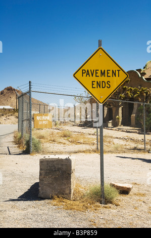 Extrémités de la chaussée sign in rhyolite, Nevada, USA. Banque D'Images