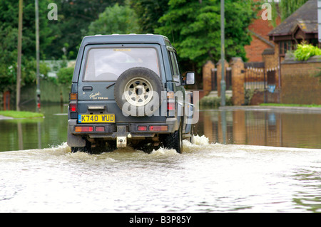 Voiture sur la rue inondée à Evesham. Les inondations de 2007 Banque D'Images