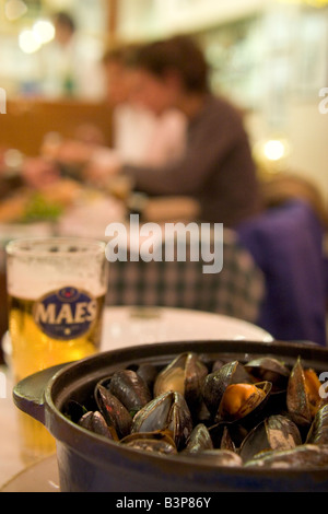 Spécialité locale de 'Moules' Frittes moules et frites dans un restaurant populaire 'Leon' à Bruxelles Belgique Banque D'Images