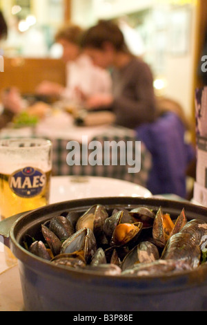 Spécialité locale de 'Moules' Frittes moules et frites dans un restaurant populaire 'Leon' à Bruxelles Belgique Banque D'Images