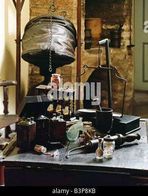 OUTILS DE PRÉPARATION VINTAGE DANS UNE ANCIENNE PHARMACIE 14TH CENTURY MEDEVIAL APOTHECARY FRANCE EUROPE Banque D'Images