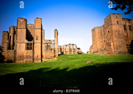 Le château de Kenilworth sur une journée d'été. La photo montre le bâtiment (à gauche) et le garder (à droite) Banque D'Images