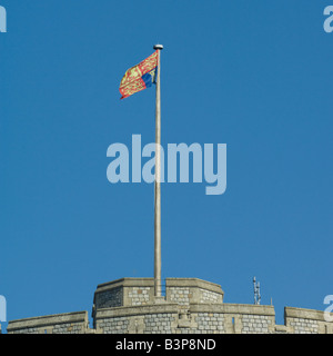 Pavillon Royal Standard volant au-dessus du château de Windsor Banque D'Images