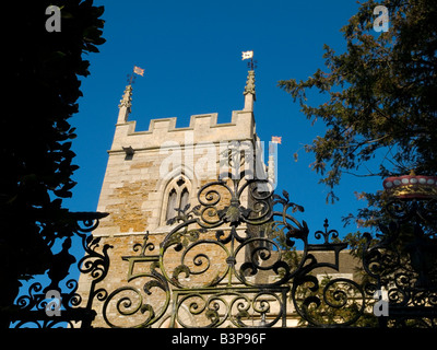 Gros plan d'une porte en fer forgé à l'église en raison de Belton House, près de Grantham, dans le Lincolnshire England UK Banque D'Images