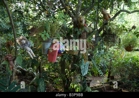 Poupées de plastique dans des arbres en El Jardin de Caridad Viñales, Cuba, Banque D'Images