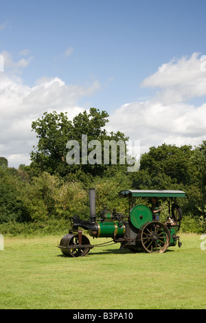 Moteur de traction du tracteur à vapeur vieux rouleau compresseur dans un champ Anglais Banque D'Images