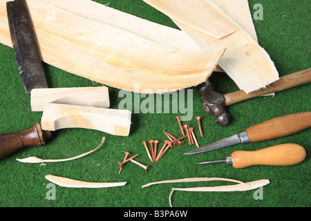 Carl Sadler faire Jardin Trugs dans son atelier à Malmesbury Wilts Banque D'Images