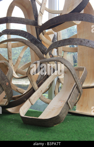 Carl Sadler faire Jardin Trugs dans son atelier à Malmesbury Wilts Banque D'Images