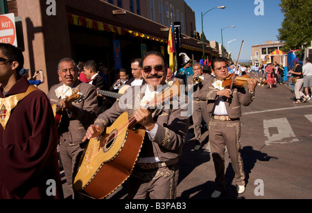 Une procession se déplace le long d'East San Francisco Street dans le centre-ville de Santa Fe, Nouveau Mexique au cours de la Fiesta de Santa Fe. Banque D'Images