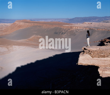 Chili, Désert d'Atacama, San Pedro de Atacama. Le tourisme donne sur le désert d'Atacama de Las Cornicas ridge. Banque D'Images