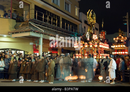 Le Japon, préfecture de Gifu, Takayama . Festival du printemps, cérémonie religieuse procession de flotteurs à nuit Banque D'Images