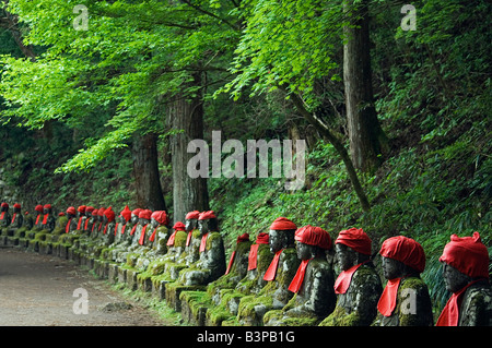 Le Japon, Honshu, la Préfecture de Tochigi. Kanmangafuchi domaine de la ville de Nikko. Les statues de pierre Narabijizo porter du rouge. Banque D'Images