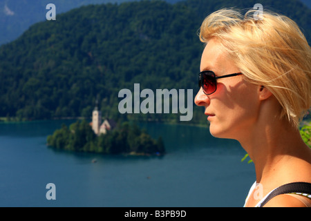 Belle vue sur le lac de Bled en Slovénie depuis le haut avec femme blonde à l'avant. Banque D'Images