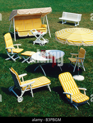 Meubles de jardin FAUTEUILS CHAISE LAWN SWING ET PARASOL DÉCORÉ DE TISSU RAYÉ JAUNE FRANCE EUROPE Banque D'Images