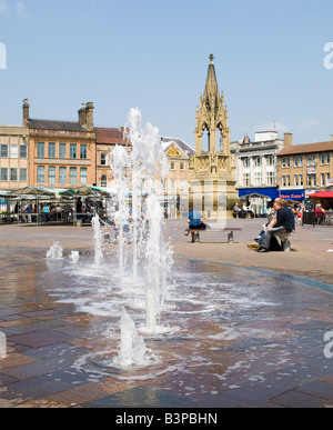 Le Bentinck Memorial et fontaines de la Place du marché, Mansfield Nottinghamshire England UK Banque D'Images