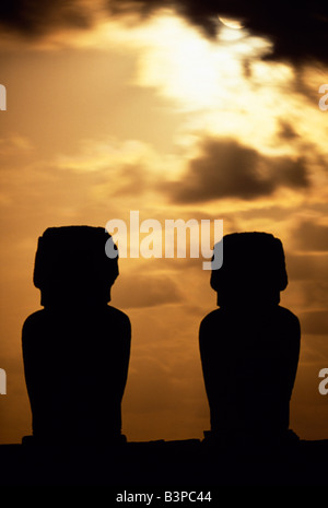 Le Chili, l'île de Pâques, Tongariki. Deux des 15 statues en pierre ou colossale de moais Tongariki silhouetté Banque D'Images