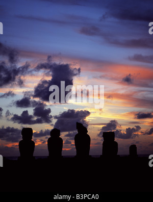 Le Chili, l'île de Pâques, Tahai. La silhouette au coucher du soleil sur l'ahu Vai Uri, quatre weathered moais et la souche d'un broked cinquième Banque D'Images