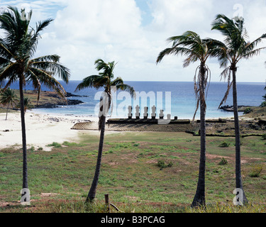 Le Chili, l'île de Pâques, de table. Certains des meilleurs préservé moais sur l'île de Pâques, les splendides moais de l'ahu Nau Nau assis sur leur plate-forme sur la plage Anakena entouré de sable blanc, mer turquoise et palmiers. Anakena est considéré comme le site d'atterrissage et demeure de Hota Matu'a, le premier à s'installer polynésienne sur l'île de Pâques, Rapa Nui à l'histoire orale. Banque D'Images