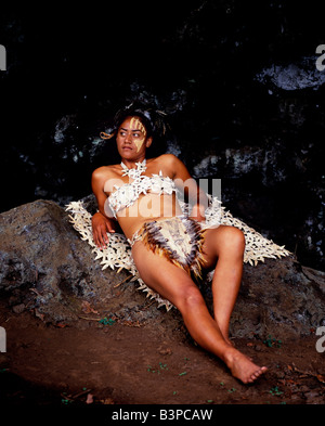 Le Chili, l'île de Pâques, Te pahu. Une fille Rapanui, Uri Francesca Avaka, en costume traditionnel fabriqué à partir de roseaux prélevés dans le cratère du volcan Rano Kau, photographié à Te Pahu caves Banque D'Images