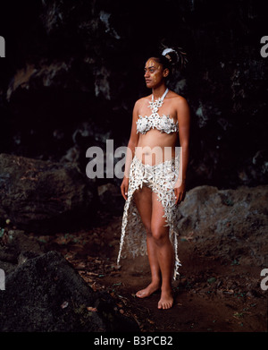 Le Chili, l'île de Pâques, Te pahu. Une fille Rapanui, Uri Francesca Avaka, en costume traditionnel fabriqué à partir de roseaux Banque D'Images