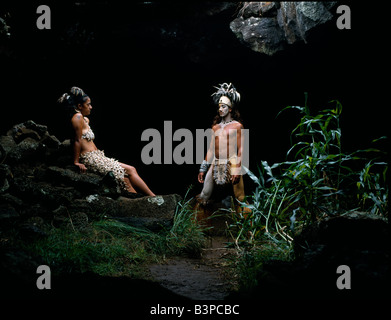 Le Chili, l'île de Pâques, Te pahu. Rapanui homme et femme, Singa Miguel Angel et Uri Francesca Avaka, en costume traditionnel au Te Pahu caves Banque D'Images