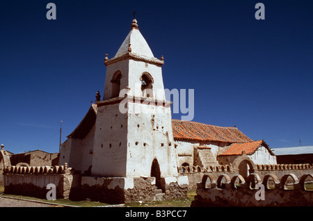 Chili, région II, Parque Nacional Volcán Isluga. La jolie église andine dans le village d'Isluga. Construit au 17ème siècle Banque D'Images