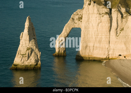 L'aiguille (l'aiguille) et Porte d'Aval, arch, rendu célèbre par Claude Monet, Etretat, Normandie France Banque D'Images