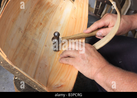 Carl Sadler faire Jardin Trugs dans son atelier à Malmesbury Wilts Banque D'Images