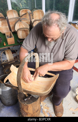 Carl Sadler faire Jardin Trugs dans son atelier à Malmesbury Wilts Banque D'Images