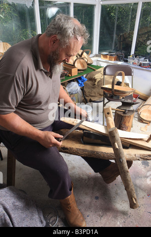 Carl Sadler faire Jardin Trugs dans son atelier à Malmesbury Wilts Banque D'Images