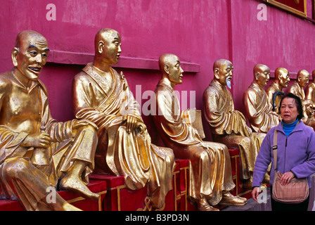 La Chine, Hong Kong, Sha Tin. Une rangée de statues de Bouddha en or à accueille les visiteurs les dix mille bouddhas monastère près de Sha Tin dans Banque D'Images