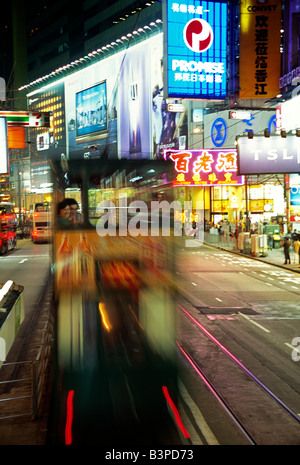 La Chine, Hong Kong, Causeway Bay. Vue depuis l'avant d'un tramway de Hong Kong en tant que couches il sa route à travers le quartier commercial Banque D'Images