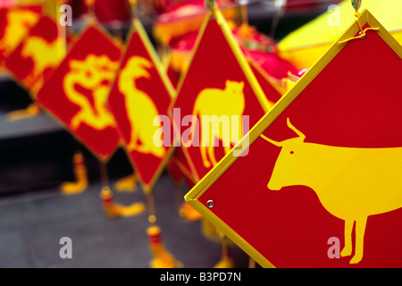 La Chine, Hong Kong, Kowloon. Animal chinois zodiaques sont suspendus à Kowloon, Hong Kong pour célébrer la nouvelle année lunaire Banque D'Images