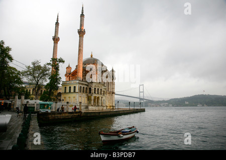 Mai 2008 - mosquée Mecidiye Ortakoy et le pont du Bosphore Istanbul Turquie Banque D'Images
