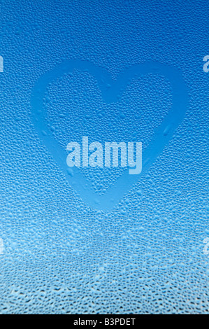 Gouttes sur la fenêtre, doigt coeur peint Banque D'Images