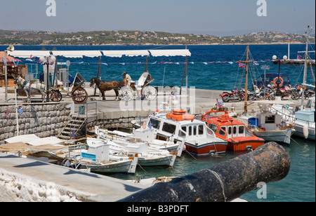 Cannon avec vue sur port, Spetses, Grèce Hellas Banque D'Images