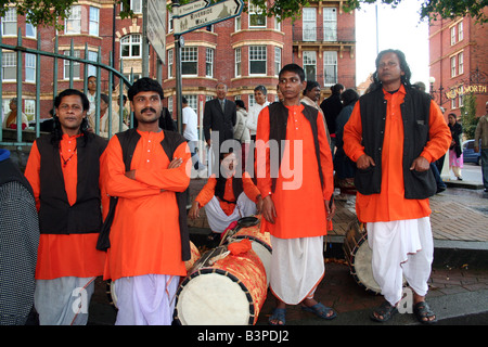 Les musiciens de Calcutta à l'immersion de dieu hindou, Durga. Tamise, Putney, Londres, Angleterre. Banque D'Images