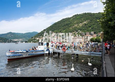 Les touristes à bord d'un ferry sur le lac de Côme, Lac de Côme, Lombardie, Italie Banque D'Images