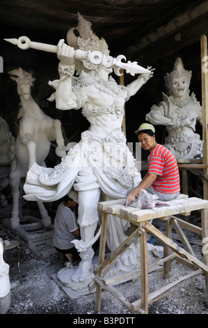 Avec le sculpteur sculptures, Ubud, Bali, Indonésie Banque D'Images