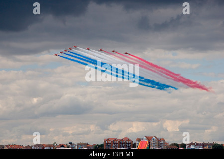 Les avions de la Royal Air Force Aerobatic Team Les flèches rouges début leur affichage au-dessus de Clacton Essex Royaume Uni Banque D'Images