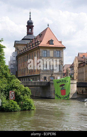 La célèbre ville baroque située sur la rivière Regnitz avec une pancarte pour protester contre les Nazis et le parti fédéral couvent des Banque D'Images