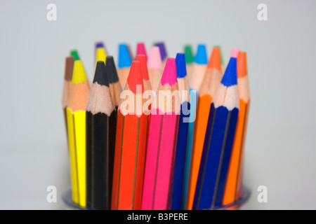 Crayons de couleur crayon dans un pot. Banque D'Images