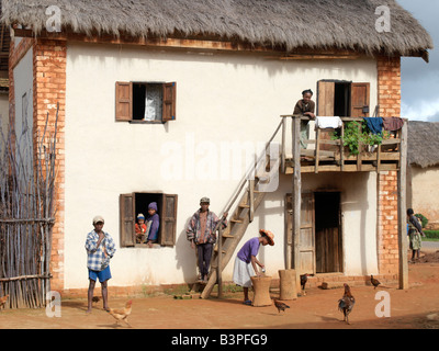 Madagascar, Southern Highlands, Andohatangona. Un bel accueil de la malgache personnes Betsileo qui vivent au sud-ouest de la capitale, Antananarivo.La plupart des maisons construites par les Betsileo sont doubles étages avec cuisine et le logement situé au premier étage. Presque tous ont des balcons en bois et certaines disposent d''escaliers extérieurs. L'élevage est souvent conservés dans les rez-de-chaussée d'une maison la nuit.Le peuple Betsileo sont industrieux et expert des cultivateurs de riz. Leurs rizières en terrasses irriguées, sont une caractéristique de paysage du sud de Madagascar. Banque D'Images