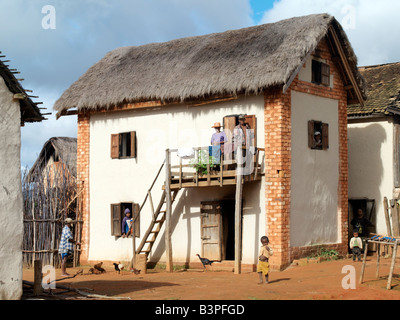 Madagascar, Southern Highlands, Andohatangona. Un bel accueil de la malgache personnes Betsileo qui vivent au sud-ouest de la capitale, Antananarivo.La plupart des maisons construites par les Betsileo sont doubles étages avec cuisine et le logement situé au premier étage. Presque tous ont des balcons en bois et certaines disposent d''escaliers extérieurs. L'élevage est souvent conservés dans les rez-de-chaussée d'une maison la nuit.Le peuple Betsileo sont industrieux et expert des cultivateurs de riz. Leurs rizières en terrasses irriguées, sont une caractéristique de paysage du sud de Madagascar. Banque D'Images