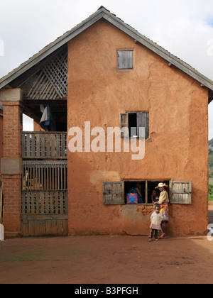 Madagascar, Southern Highlands, Andohatangona. Le magasin du village dans un joli village malgache du peuple Betsileo qui vivent au sud-ouest de la capitale, Antananarivo.La plupart des maisons construites par les Betsileo sont doubles étages avec cuisine et le logement situé au premier étage. Presque tous ont des balcons en bois et certaines disposent d''escaliers extérieurs. L'élevage est souvent conservés dans les rez-de-chaussée d'une maison la nuit.Le peuple Betsileo sont industrieux et expert des cultivateurs de riz. Leurs rizières en terrasses irriguées, sont une caractéristique de paysage du sud de Madagascar. Banque D'Images